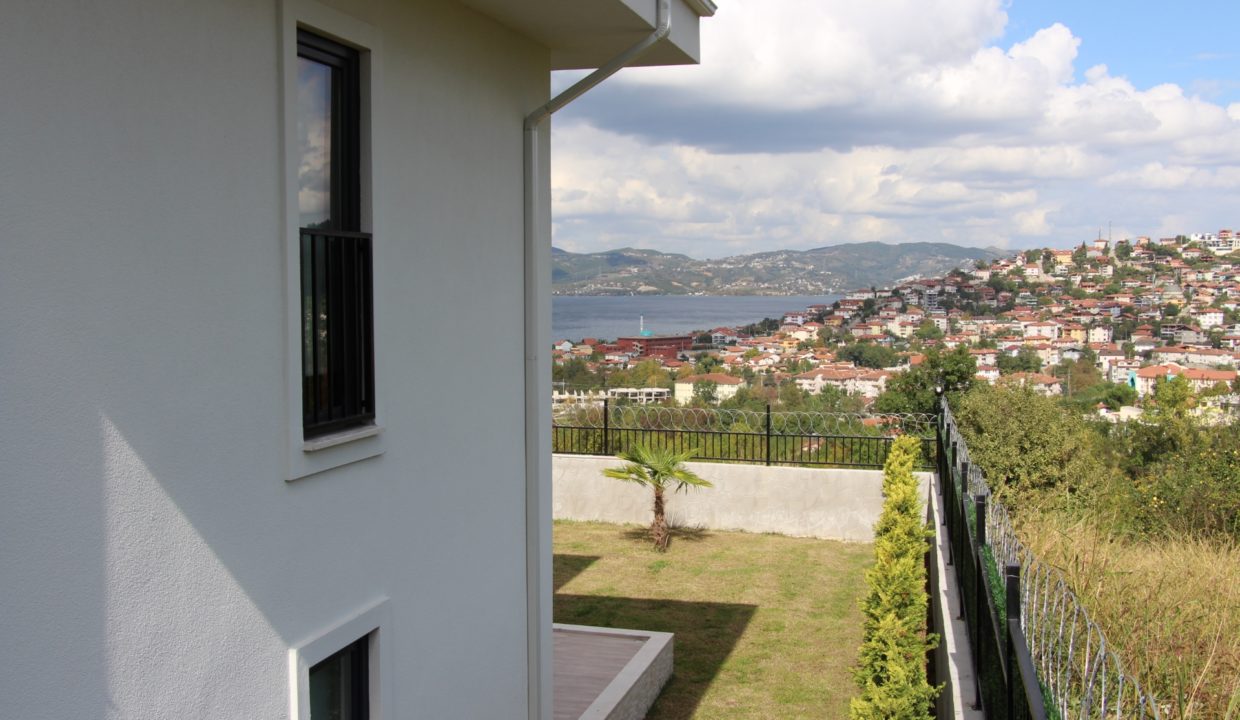 Saforest Villa Ardic Side Garden View 02