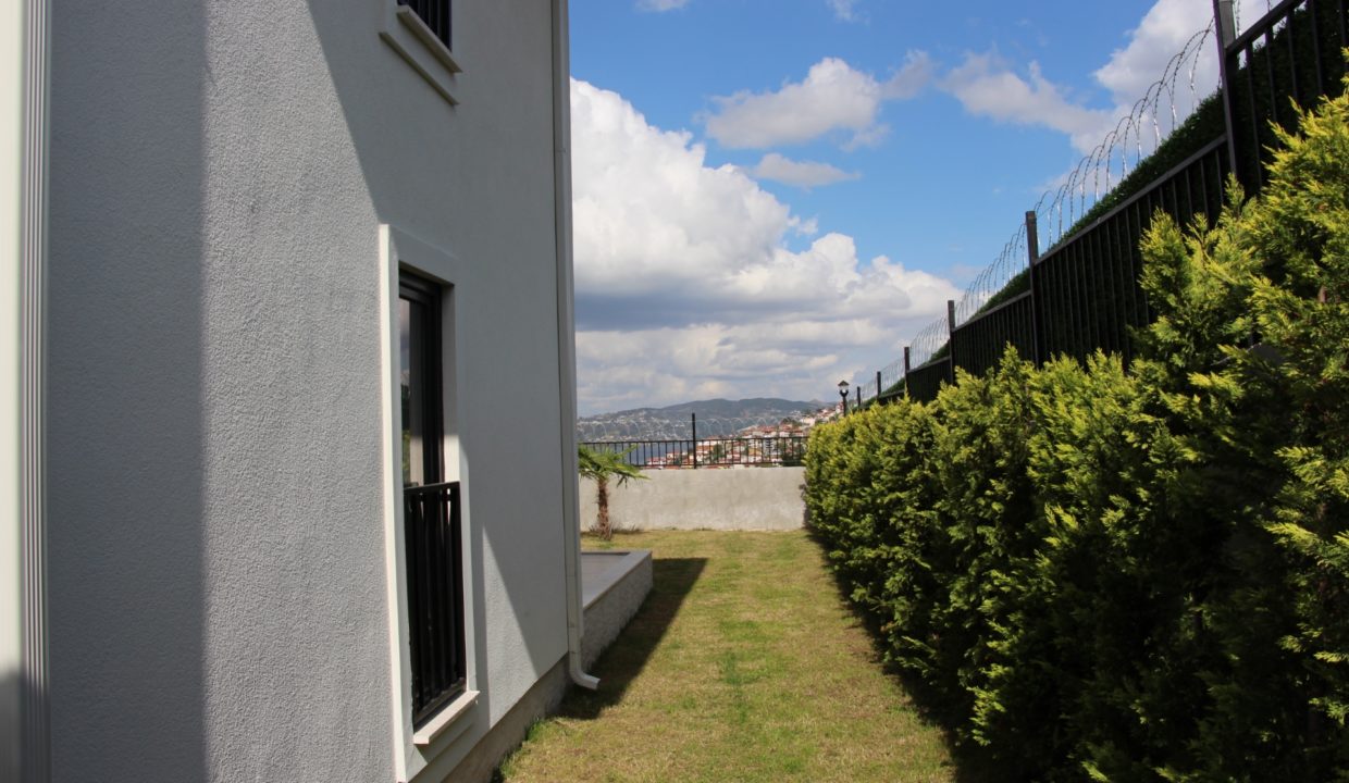 Saforest Villa Ardic Side Garden View